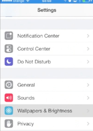 tapping  „Brightness and Wallpaper”  on iPhone running iOS 7