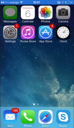 tapping the „Messages” app on iPhone running on iOS 7