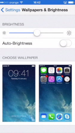 toggling „Auto-Brightness” to „OFF” on iPhone running on iOS 7